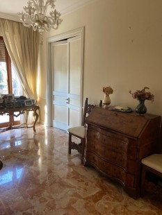 Appartamento 4 camere non arredato in vendita Modena - Centro